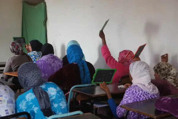 Marokkanische Frauen in der Schule. Eine von ihnen meldet sich.