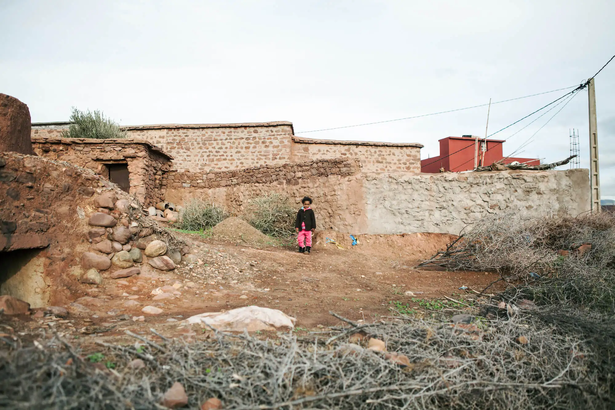 Mädchen vor einer Wand