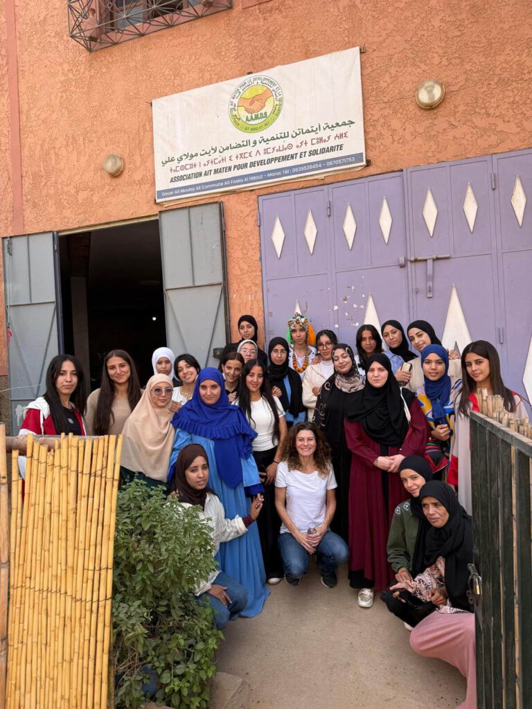 PHOTO-2025-11-10-00-13-09 (6) Gruppenfoto der Teilnehmerinnen des Teenage-Girls-Clubs.