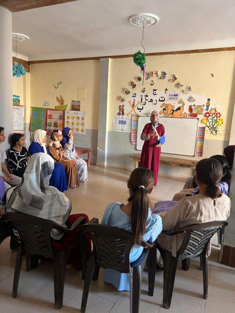 WhatsApp Bild 2025-11-03 um 14.05.24_1db6dcfa Die Teilnehmerinnen des zweiten Teenage-Girls-Clubs sitzen auf Stühlen und hören ihrer Lehrerin zu.