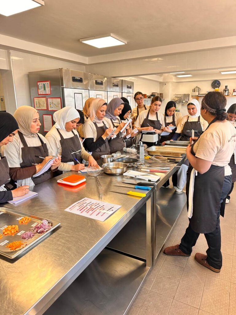 1 Die Frauen der ABURY Hospitality Academy 2025 in einer Küche auf dem Field Trip.