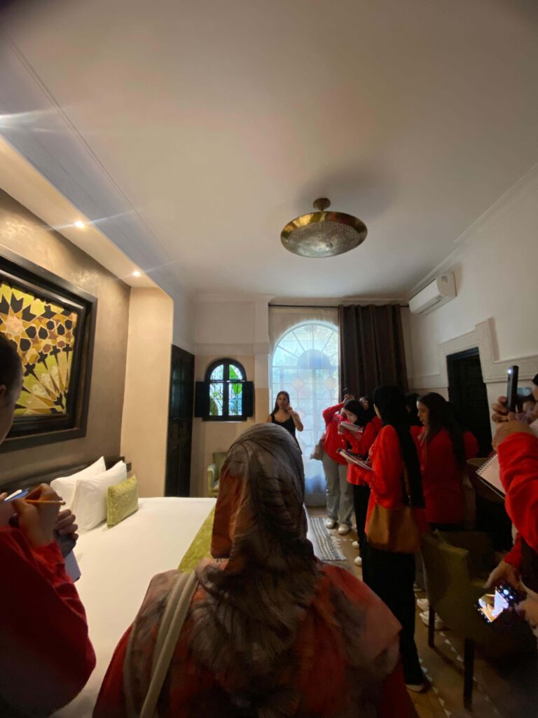 IMG-20250930-WA0002 Die Frauen der ABURY Hospitality Academy 2025 in einem Hotelzimmer auf der Field Trip.