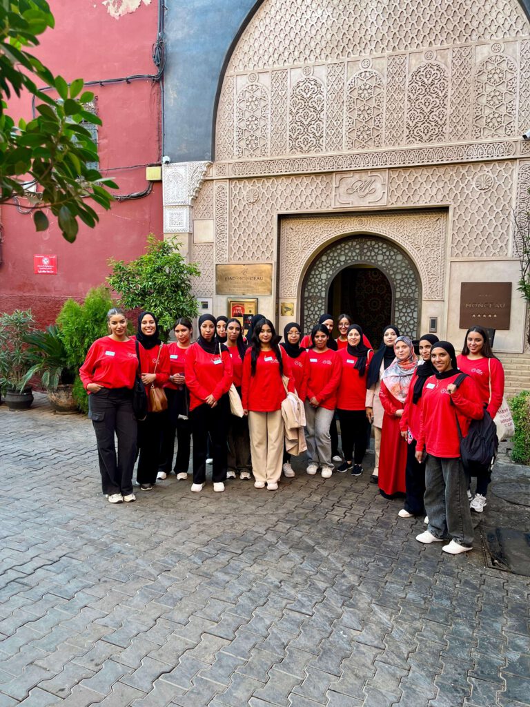 IMG-20250930-WA0013 Die Frauen der ABURY Hospitality Academy 2025 vor einem Hotel auf der Field Trip.