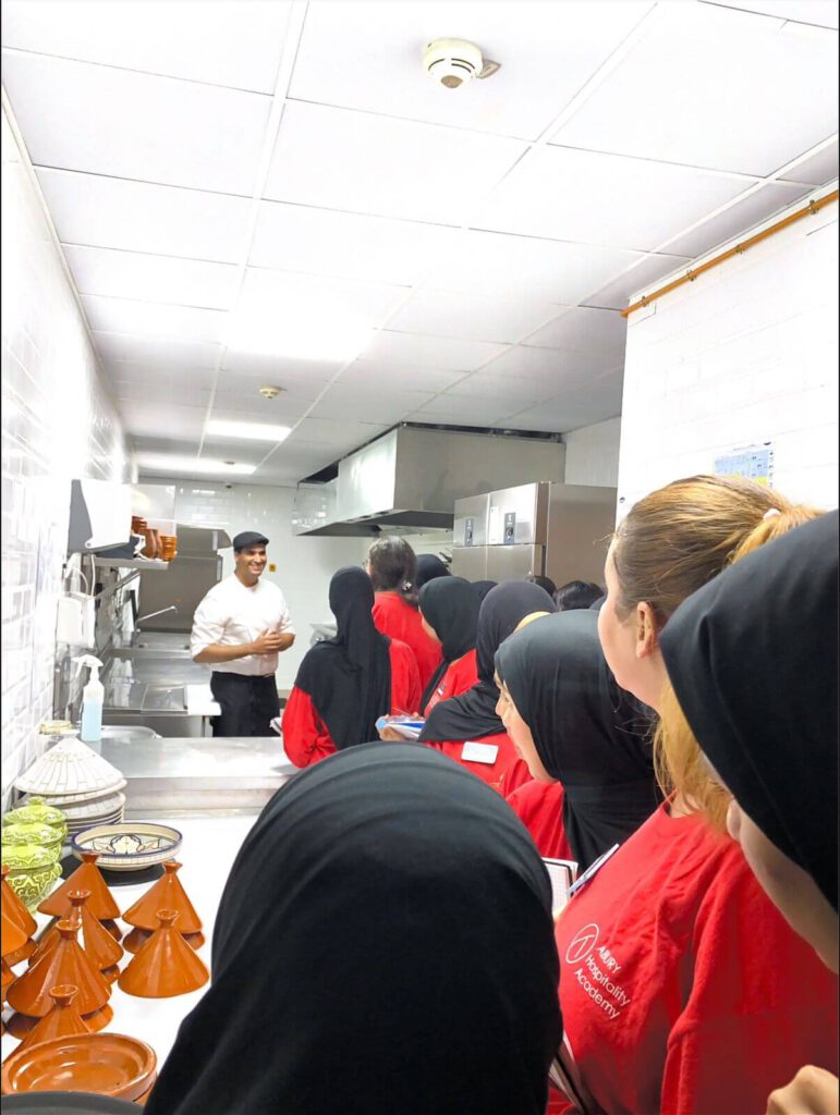WhatsApp Bild 2025-11-07 um 15.21.53_edc1c094 Die Frauen der ABURY Hospitality Academy 2025 in einer Küche auf der Field Trip.