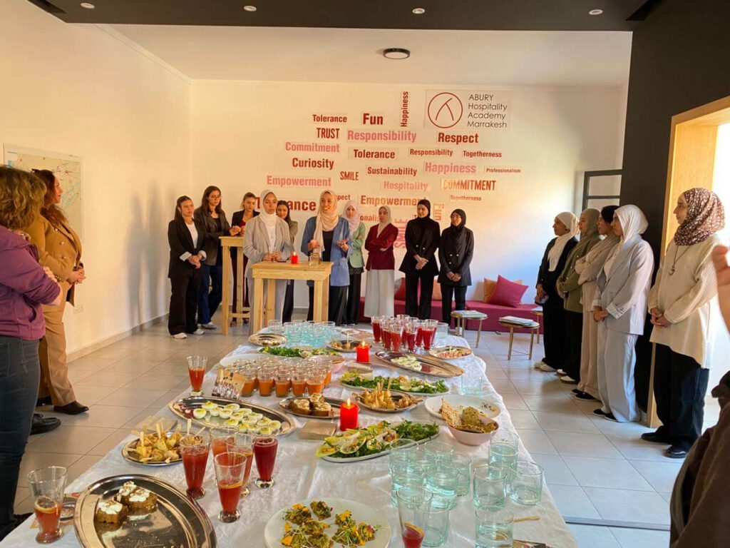 WhatsApp Image 2025-12-15 at 10.28.14 (2) Die Frauen der ABURY Hospitality Academy feiern im Klassenzimmer.