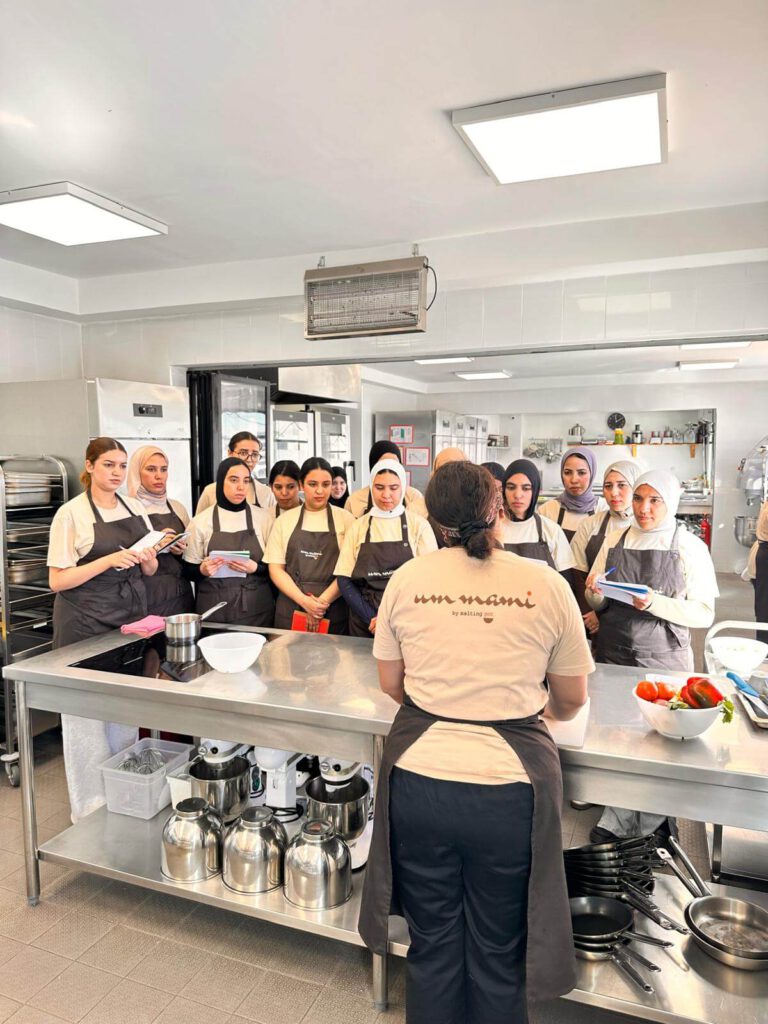 g Die Frauen der ABURY Hospitality Academy 2025 bei der Arbeit in der Küche während ihres Praktikums.