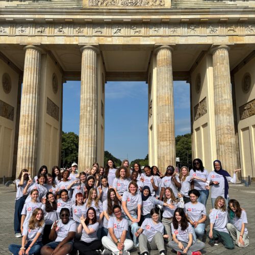 Gruppenfoto vor dem Brandenburger Tor mit den Teilnehmerinnen der Girls Gearing Up Academy.
