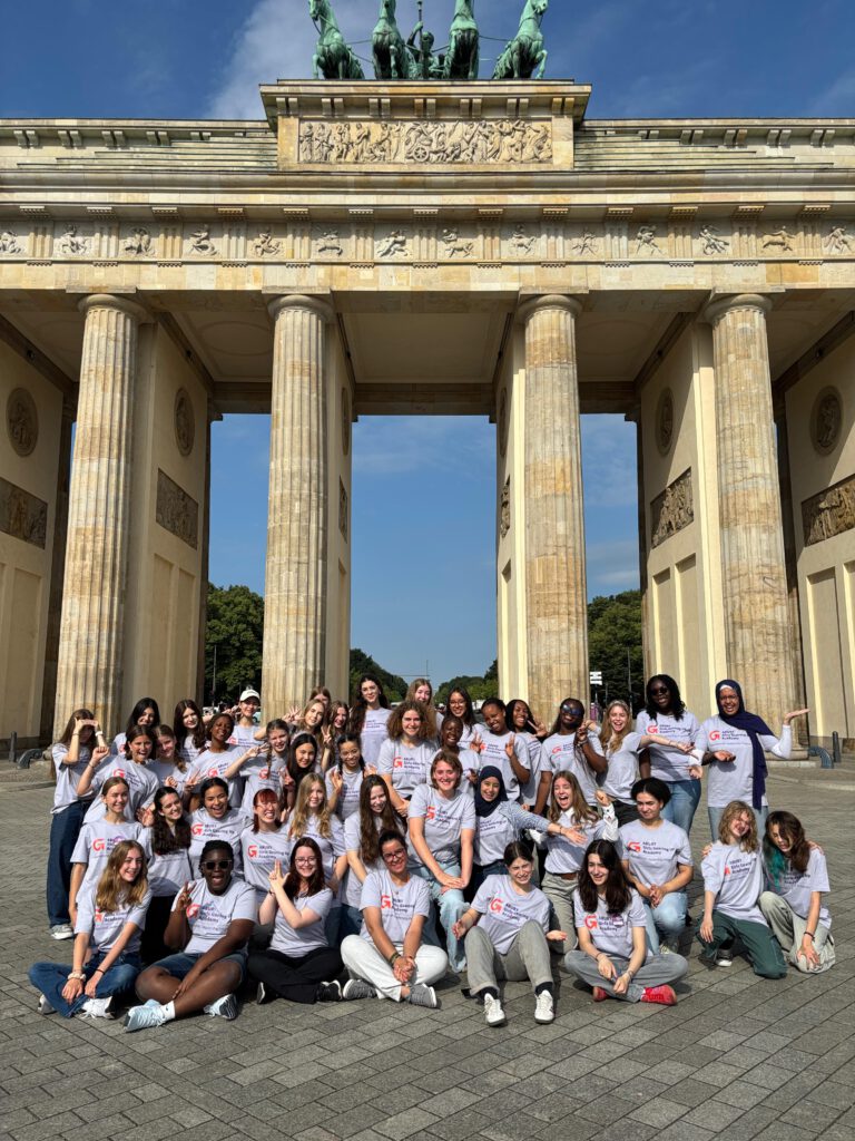 Gruppenfoto vor dem Brandenburger Tor mit den Teilnehmerinnen der Girls Gearing Up Academy.