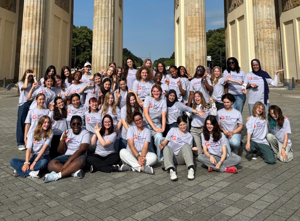 Gruppenfoto vor dem Brandenburger Tor mit den Teilnehmerinnen der Girls Gearing Up Academy.