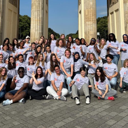 Gruppenfoto vor dem Brandenburger Tor mit den Teilnehmerinnen der Girls Gearing Up Academy.