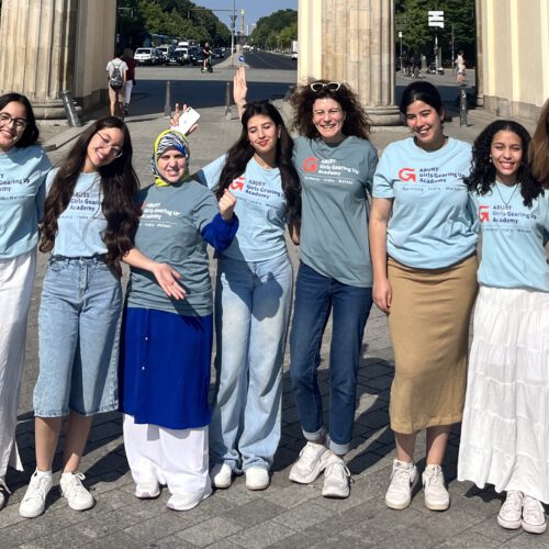 Mädchen mit ABURY Stipendium aus Marokko vor dem Brandenburger Tor